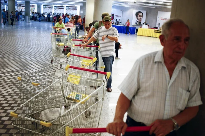 Consumul populaţiei, care are o pondere de peste 60% în PIB, a crescut cu 2,6%, nu cu 2,9%