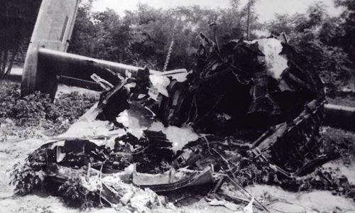 Un bombardier american se prăbuşeşte la Ogrezeni jpeg