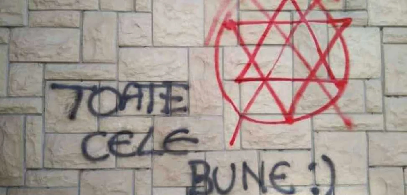 Inscripţii antisemite pe Sinagoga din Cluj  FOTO Florina Pop