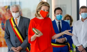 Regina Mathilde a Belgiei și a asortat masca de protecție cu vestimentația jpeg