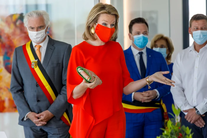 Regina Mathilde a Belgiei și-a asortat masca de protecție cu vestimentația