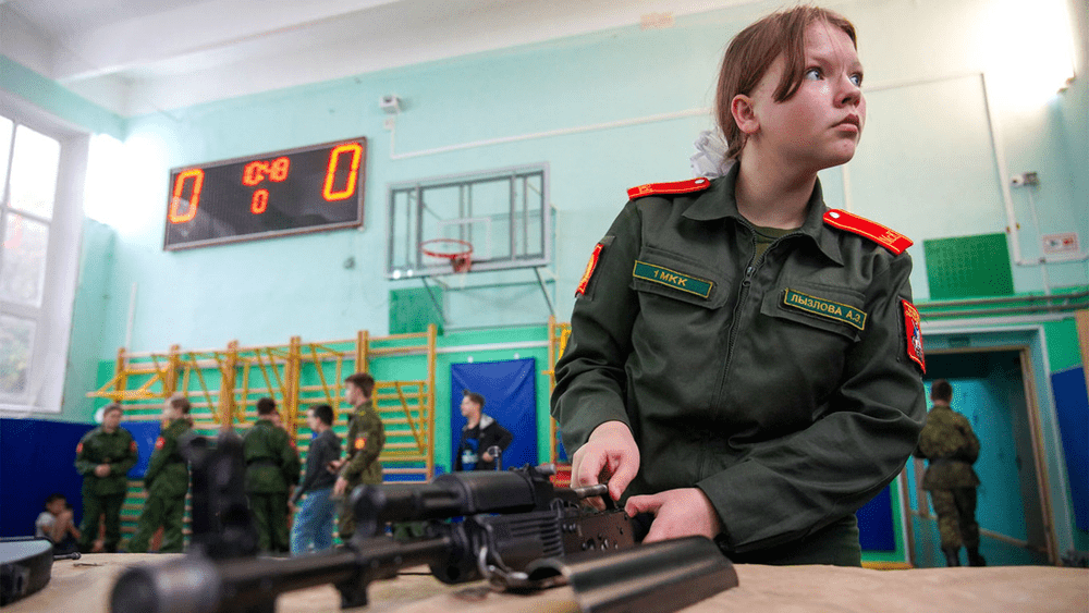 Carne de tun pentru Putin. Armata rusă susține revenirea pregătirii militare școlare din epoca sovietică