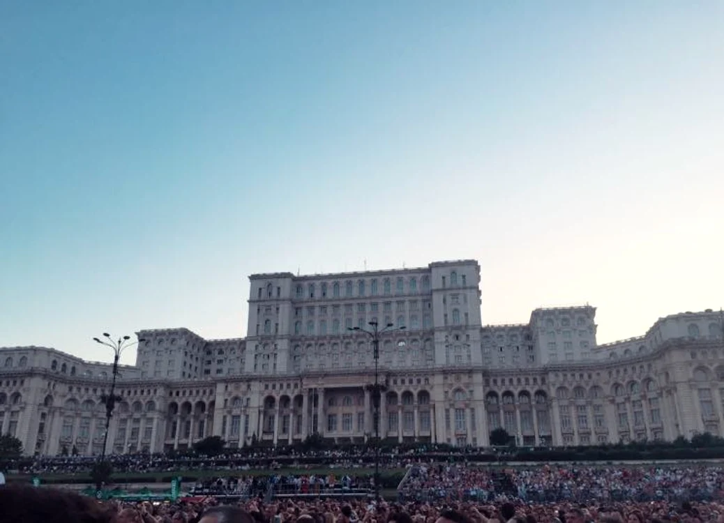 Peluza Palatului Parlamentului a fost plină de spectatori fără biletfoto: Click!