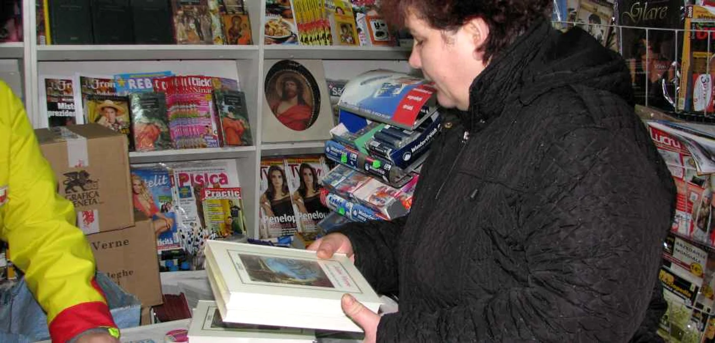 Antoci Felicia cumpără cărţi şi pentru colegi