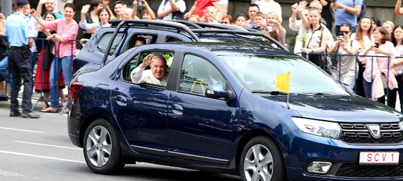 
    Papa Francisc a plecat de la Aeroportul Otopeni cu Dacia Logan   