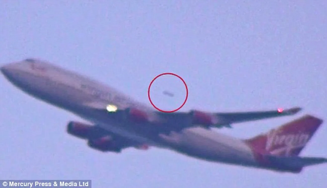 
    Filmuleţul în care apare un OZN deasupra unui avion a devenit viral pe internetFoto: captură video Youtube  