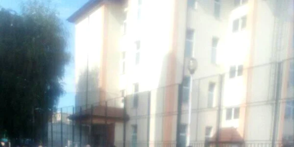 Acţiunea de distribuire a ajutoarelor UE - a Primăriei Râmnicu Vâlcea - îmbulzeală fără protecţie Foto Titel Giubega
