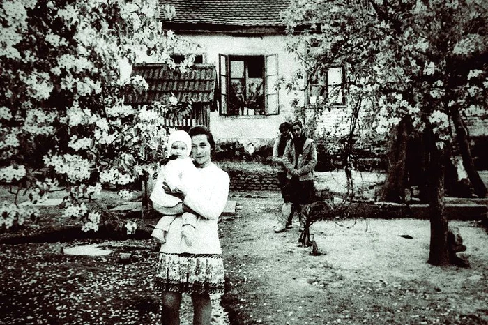 Familia  lui Gheorghe Bob, în curtea casei cu pomi înfloriţi de pe insulă, în 1967-1968