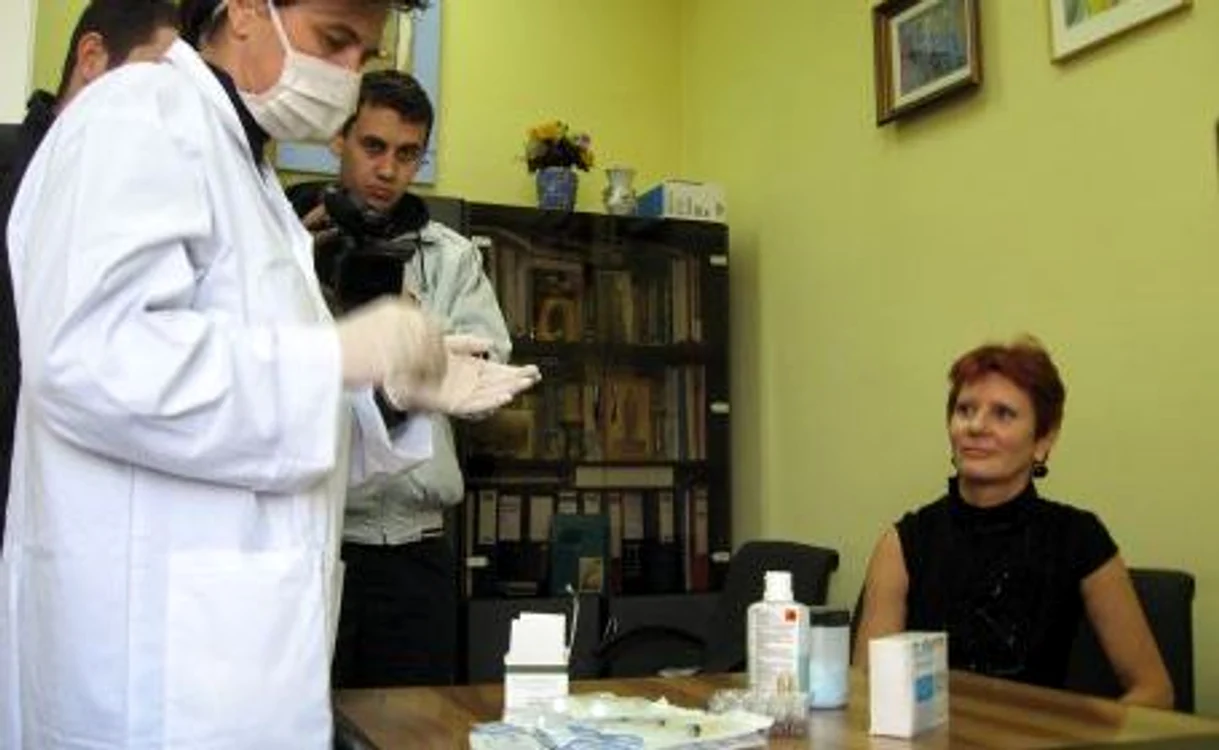 
    Medicul Doina Petri garantează că tânărul nu s-a vaccinat  