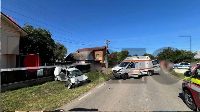 Ambulanța era în misiune. FOTO Facebook Suceava pe Net