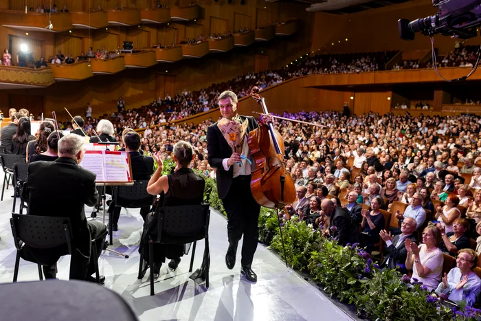 Bucurie complice: violoncelistul Andrei Ioniţă, fotografiat de Petrică Tănase
