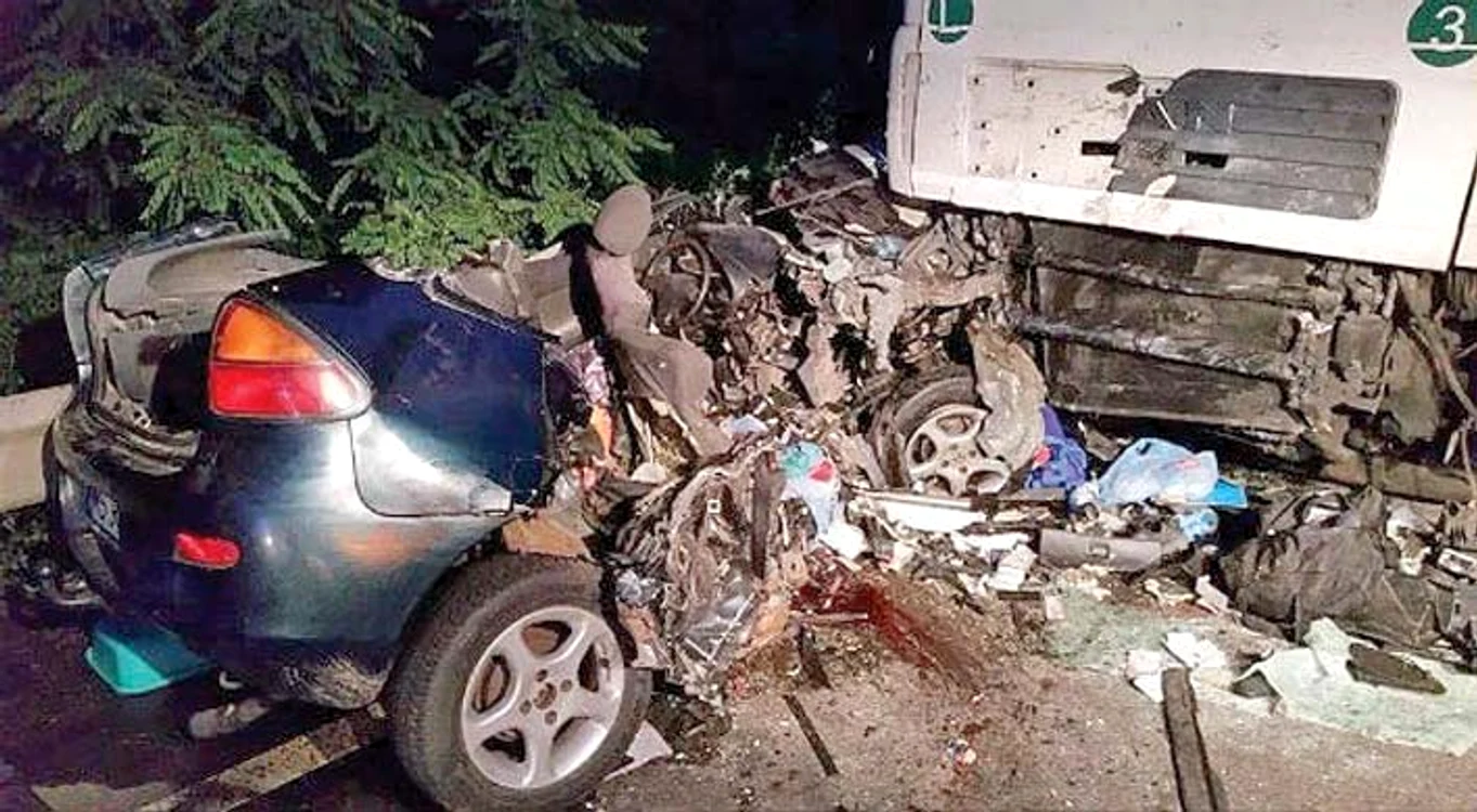
    În maşina ajunsă sub  tir au murit 6 oameni   
