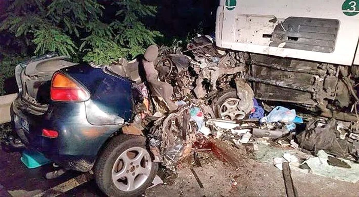 În maşina ajunsă sub tir au murit 6 oameni