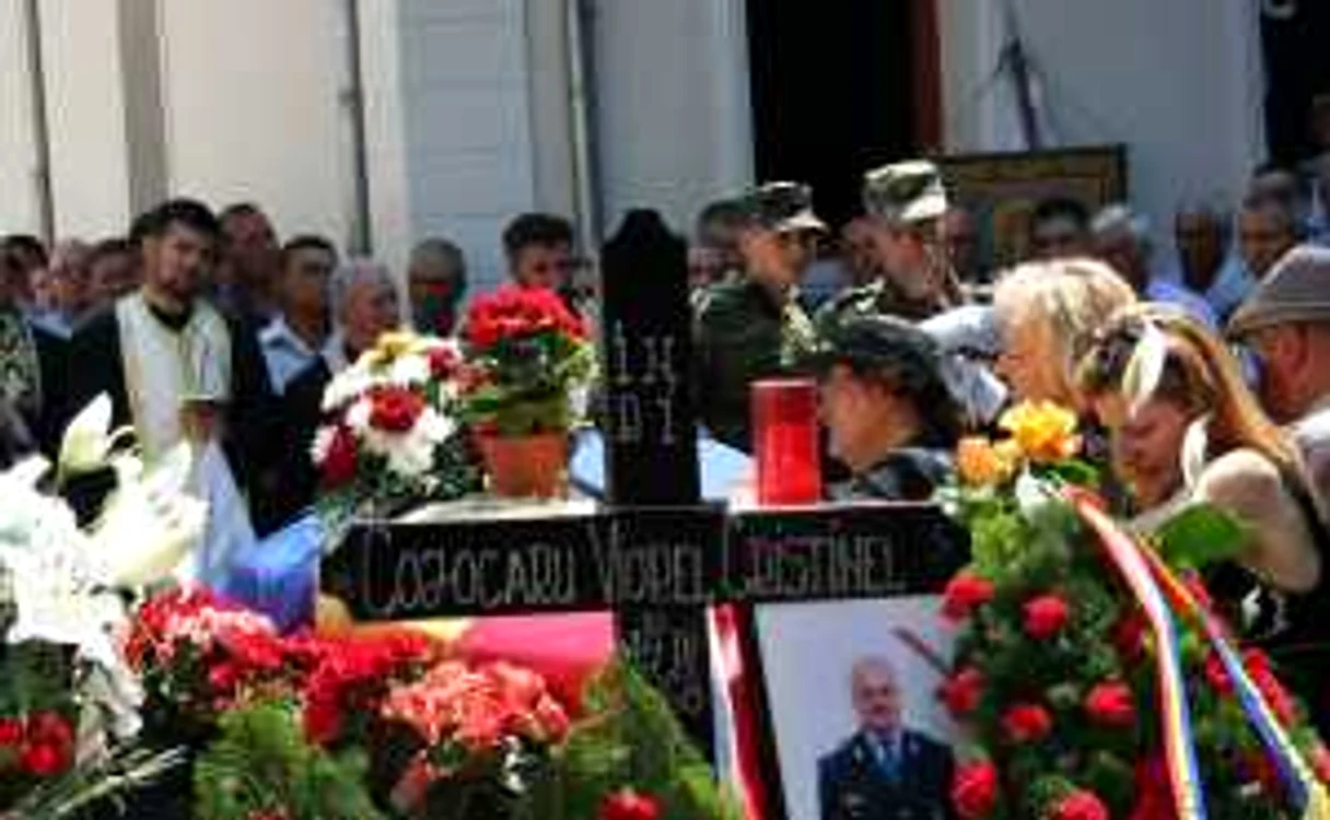 Funeraliile militarilor decedaţi în accidentul aviatic