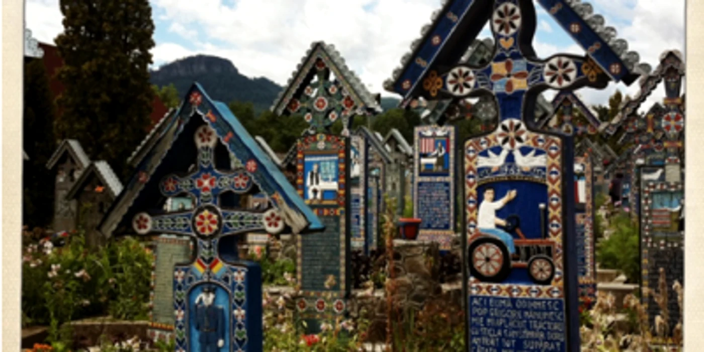Cimitirul Vesel din Săpânţa a devenit renumit prin textele scrise în memoria celor decedaţi, imaginile sculptate şi culorile strălucitoare de pe crucile din acesta. FOTO Arhivă Adevărul