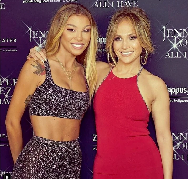 Ema Uta s-a pozat cu Jennifer Lopez la evenimentul din Las Vegas