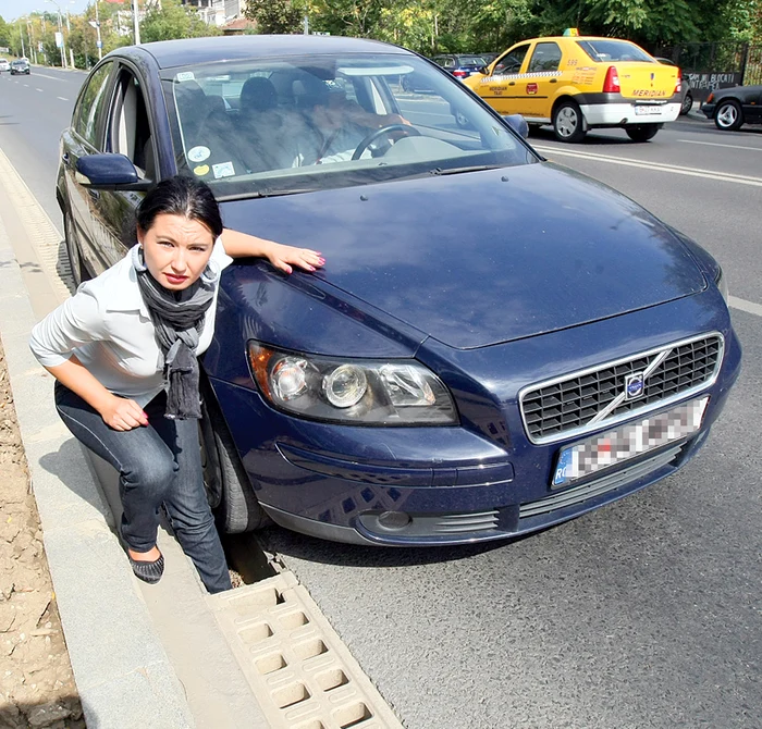 Gaura de la scurgere rămasă descoperită e adâncă. Reporterul Click! a intrat cu piciorul în ea până la genunchi (Fotografii: Dorin Constanda)