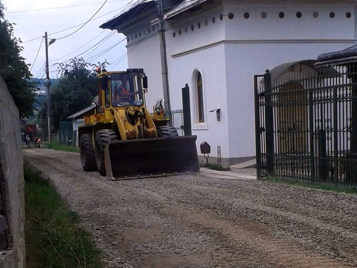 Drumul spre cimitirul din Burdujeni a fost pietruit de urgenţă pentru înmormântarea socrului lui Traian Băsescu. FOTO: Eugen Dobroghii