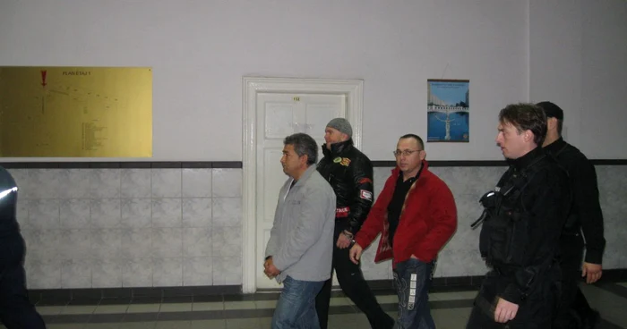 Ioan Vivi Fizidean (cel in roșu)  a fost încolţit de martorii secreţi 