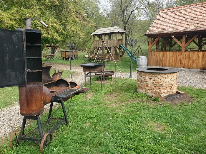 Curtea complexului central, zona de barbeque și restaurantul