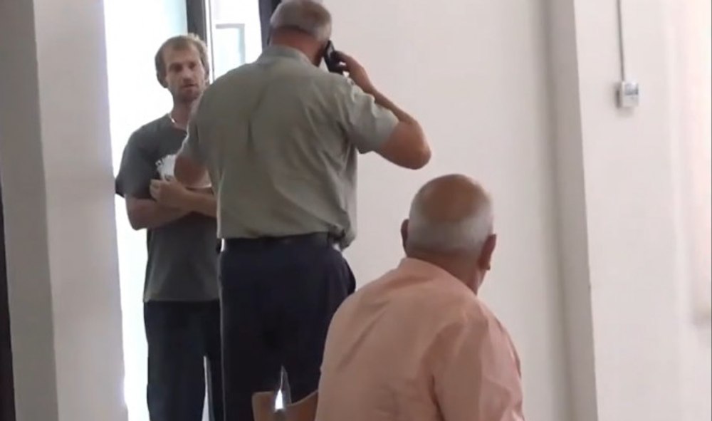 Un primar din Bacău jignește un bărbat cu HIV, în timp ce îl împinge: „Are SIDA omul ăla! Mi-e frică să stau lângă el“ VIDEO