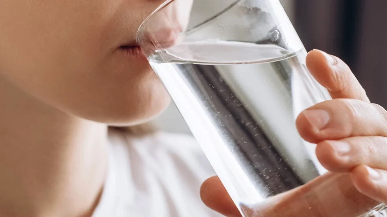 O metodă surprinzător de simplă pentru eliminarea microplasticelor din apa potabilă