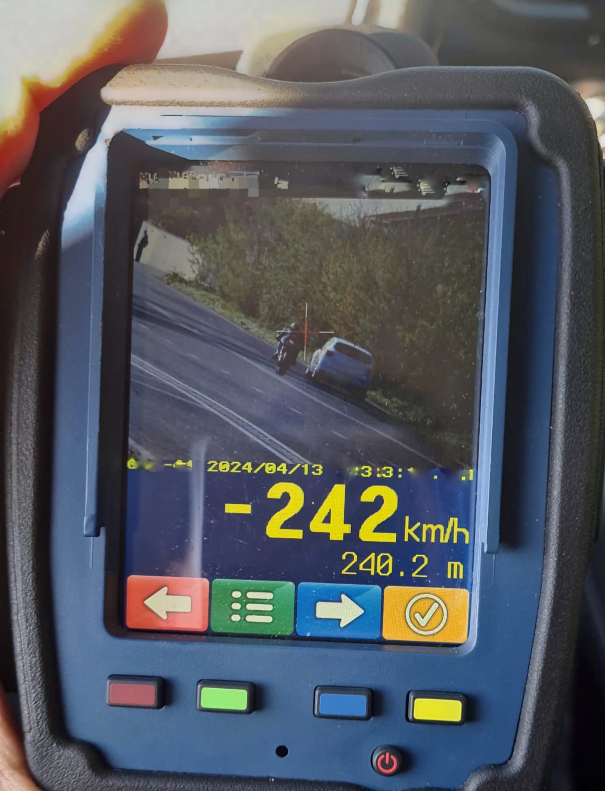 Un motociclist a fost prins în Constanța excedând viteza. Un motociclist a fost prins în Constanța excedând viteza.