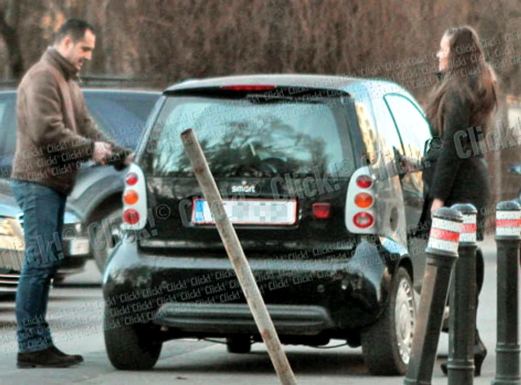 Parcagiii s-au chinuit  să scoată micuţul Smart  în stradă, cu tot cu  Şişcanu la volan (fotografii: Mihai Ionescu)