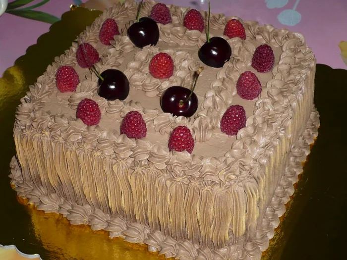 
    Tort spumos de ciocolată cu zmeură   