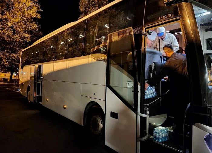 Oamenii au fost transportați din București cu autocarul FOTO Facebook/ Corneliu Mureșan