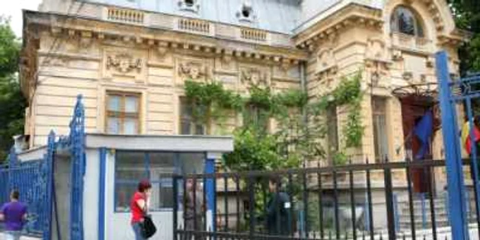 Economista prinsă în flagrant este angajată la Spitalul Nr. 2 din Craiova.