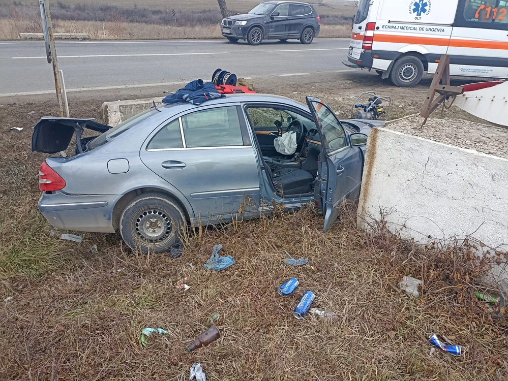 Mașina condusă de tânăr a lovit un cap de pod FOTO: martor
