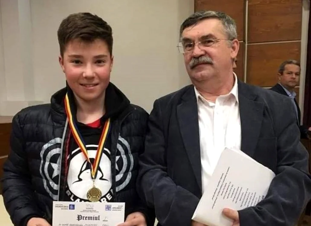 Paul Mureşan, alături de profesorul care îi sprijină performanţele la matematică, Vasile Ienuţaş. FOTO: Arhivă personală