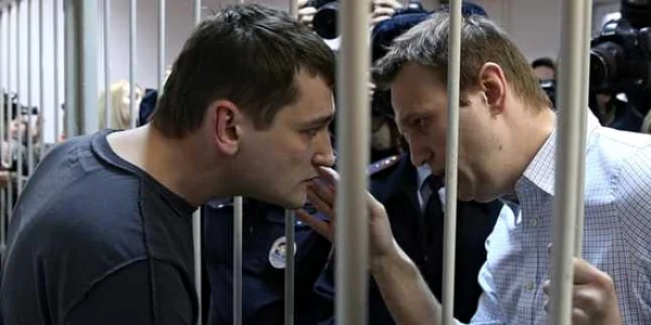Fratii Aleksei (dreapta) si Oleg Navalnii FOTO Itar-Tass