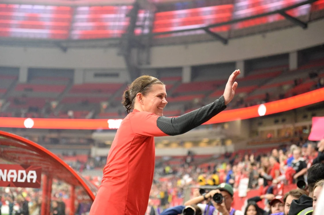 Fotbalista de origine canadiană, Christine Sinclair, salutând publicul 