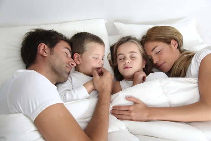 Nu puţini sunt părinţii care ajung să doarmă ani la rând în acelaşi pat cu copiii, situaţie care se dovedeşte de regulă extenuantă nu numai pentru adult, ci şi pentru micuţi. FOTO cr.emedemujer.com