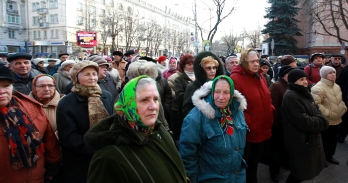 În centrul Capitalei protestează pensionari din mai multe raioane