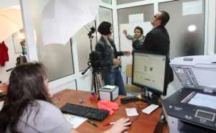 Copiii pot fi înscrişi pe paşapoartele părinţilor