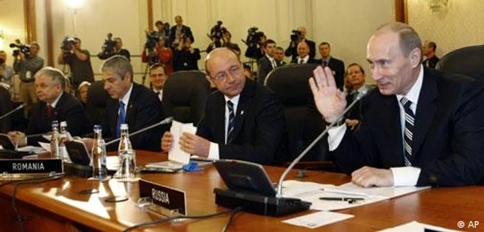 Traian Băsescu și Vladimir Putin, la summitul NATO din 2008 de la București