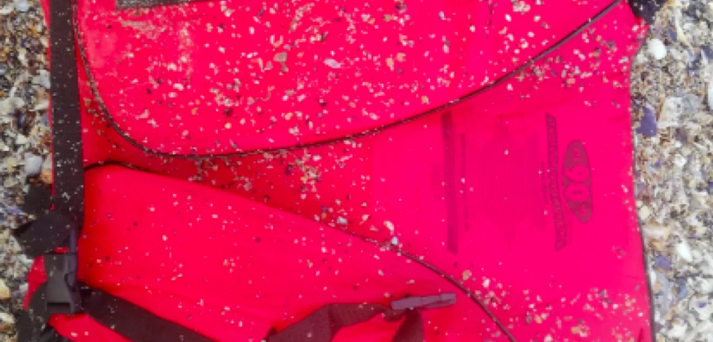 Pachete cu droguri ambalate în veste de salvare găsite pe litoral plajă aduse de Marea Neagră Sursa IPJ Constanţa