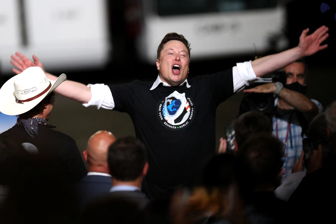 Elon Musk este fondatorul, directorul general și inginerul șef al SpaceX