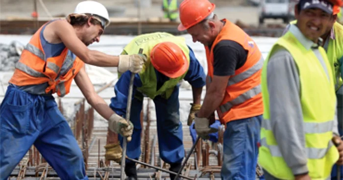 Firmele aflate în insolvenţă îşi folosesc ilegal angajaţii