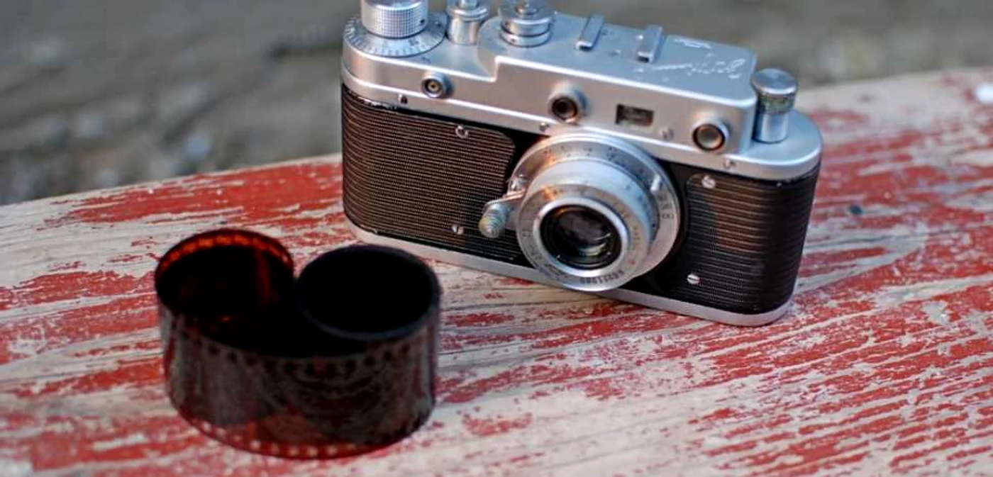 Încă există pasionaţi de fotografie care nu vor să renunţe la aparatele clasice şi la filmul de 35 mm  FOTO Florentin Coman