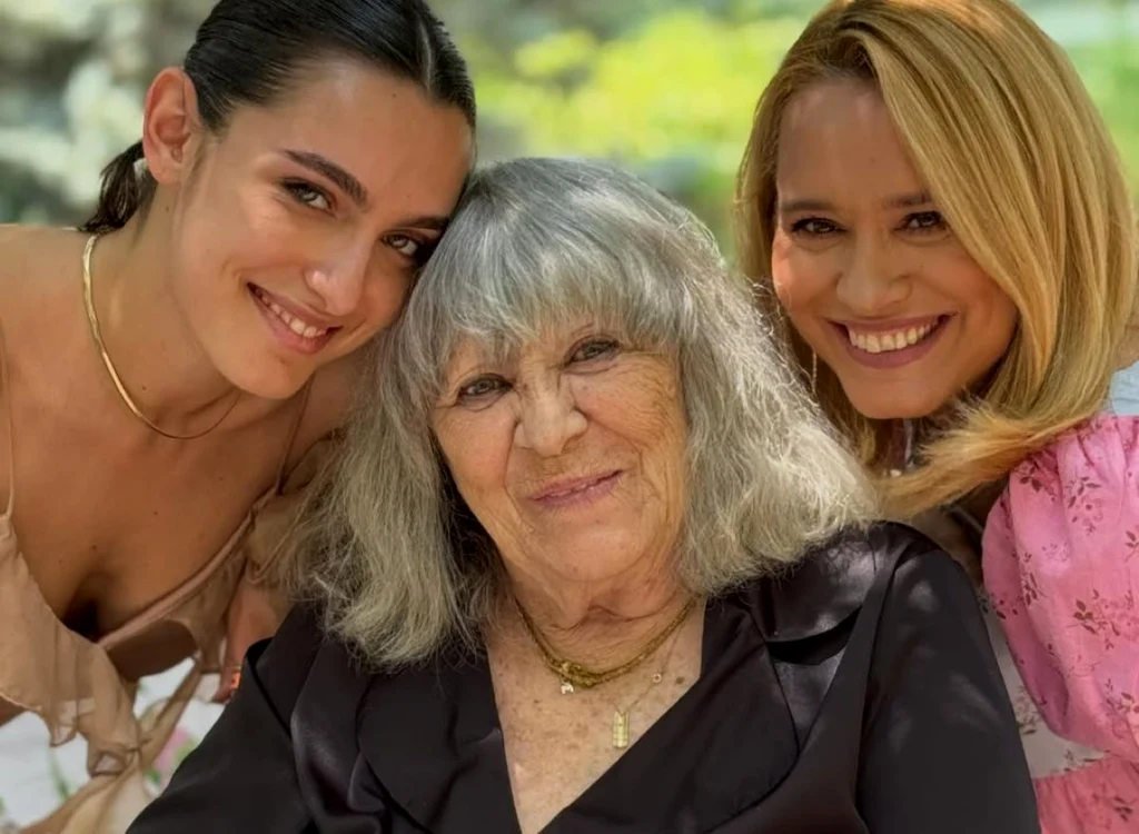 Cum au felicitat-o Andreea Esca și Alexia Eram pe mama și bunica lor / foto: Instagram