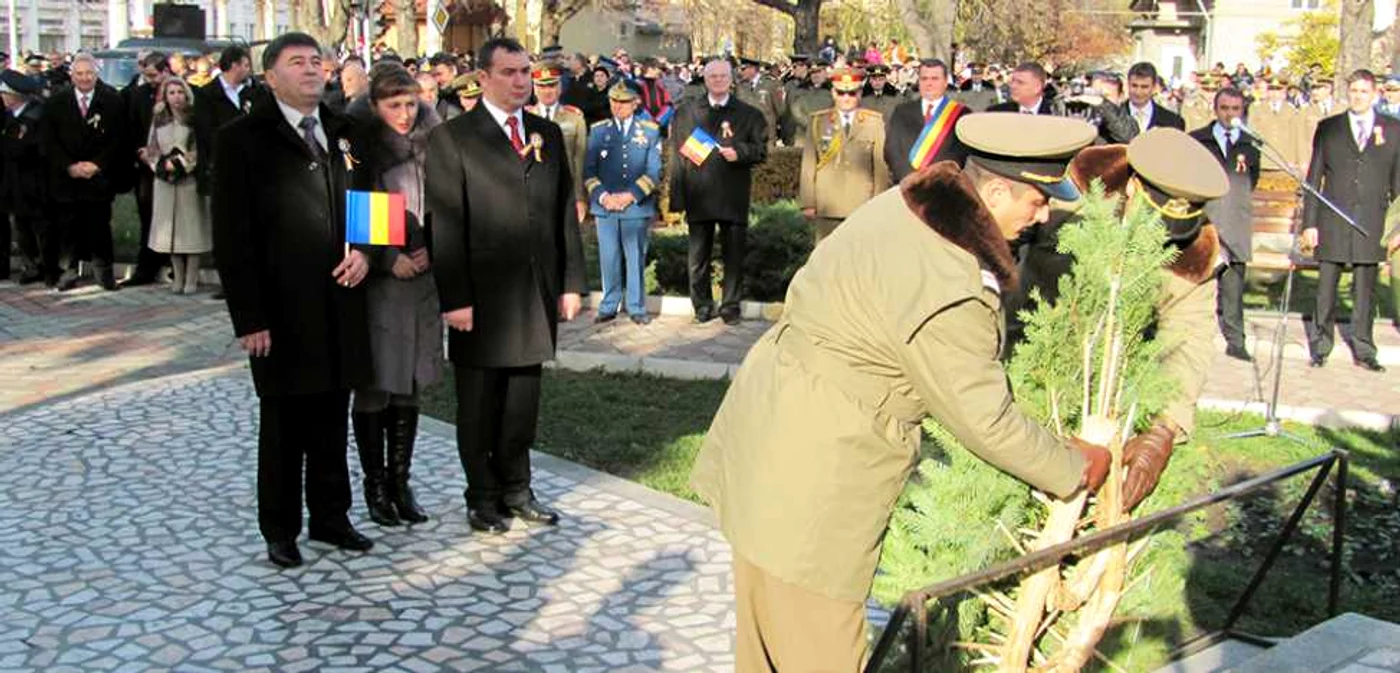 Oaspeţii basarabeni au depus o coroană în memoria ostaşilor români căzuţi pe front    FOTO: Iulian Bunilă