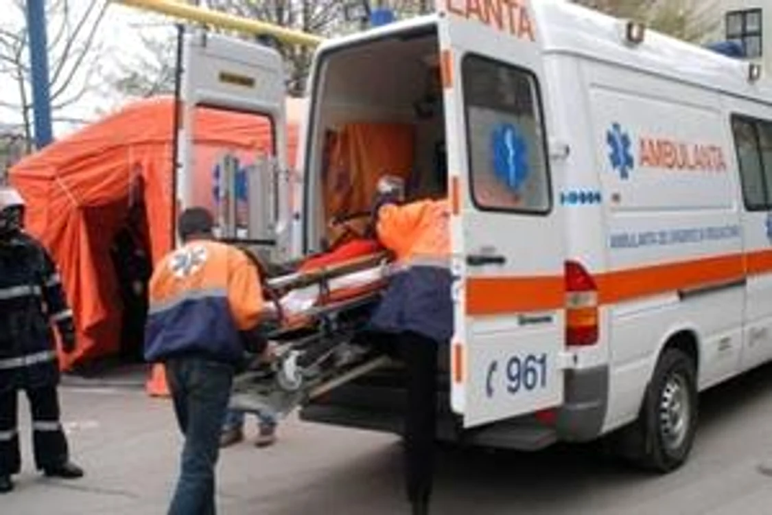 Tânărul a fost preluat de o ambulanţă