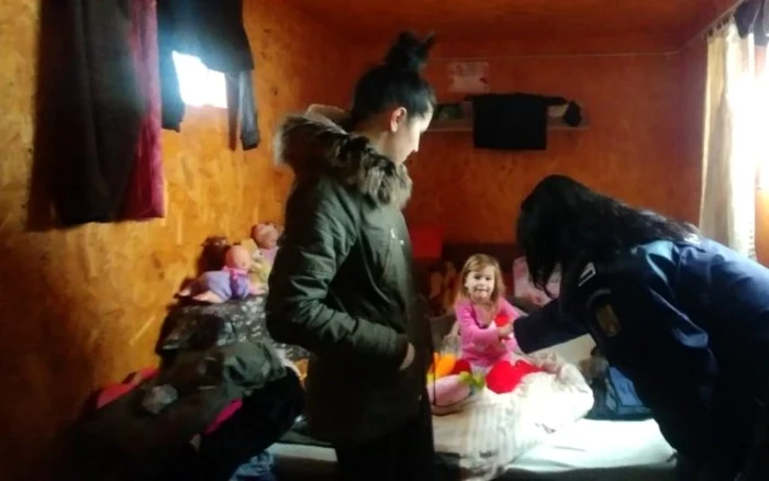 Poliţiştii au donat bani şi alimente pentru familia rămasă fără casă. FOTO: IPJ Hunedoara.