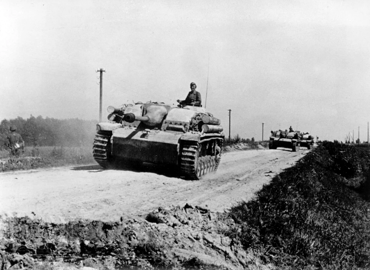Coloană de vehicule blindate germane StuG III G (© Profimedia) 