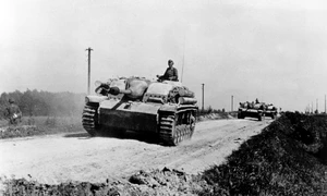 Coloană de vehicule blindate germane StuG III G (© Profimedia) 