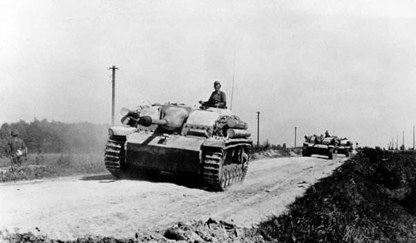 Coloană de vehicule blindate germane StuG III G (© Profimedia) 